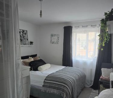Spencers Wood House | Private kingsize room