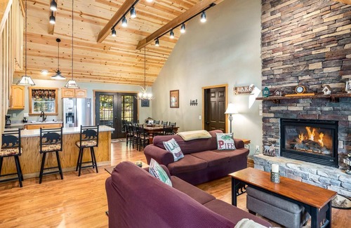 Alpine Lake Cabin | Private Lake Cabin w Deck/Grill, Fire Pit, WiFi!