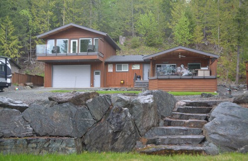 Celista Cabin | Private Lake house, huge lot Dock, own Buoy. Kid Friendly.