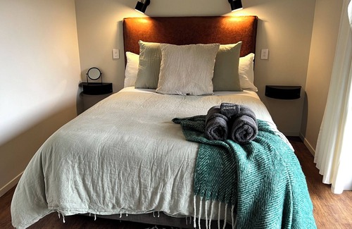 Fairlie Cabin | Private lake with lodgings for 15 people. Ultimate family getaway!