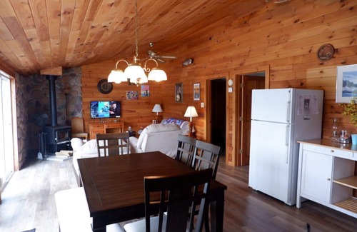 Deer River Cottage | Private lakefront cottage on Pleasant Lake