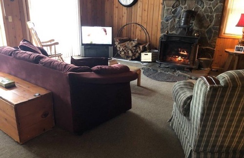 Portage Lake Cabin | Private Lakefront Log Cabin