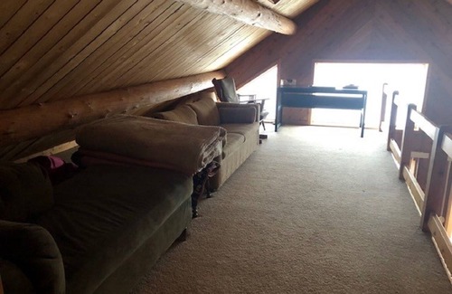 Portage Lake Cabin | Private Lakefront Log Cabin