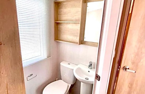 Grampound Resort | Private Lakeside Cabin