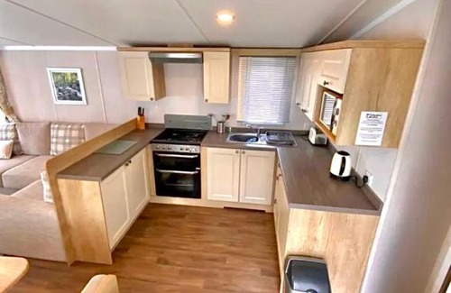 Grampound Resort | Private Lakeside Cabin