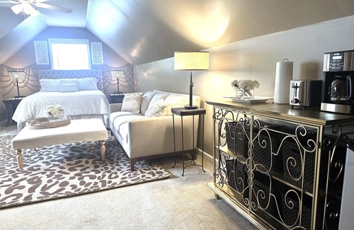 Dacula House | Private Luxury Suite 2 Bed 1 Bath w/LR and Kitchenette! Remote Workspace
