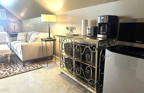 Dacula House | Private Luxury Suite 2 Bed 1 Bath w/LR and Kitchenette! Remote Workspace