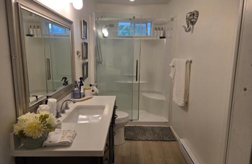 Regional District of Nanaimo Bed & Breakfast | Private master bedroom in a farmhouse