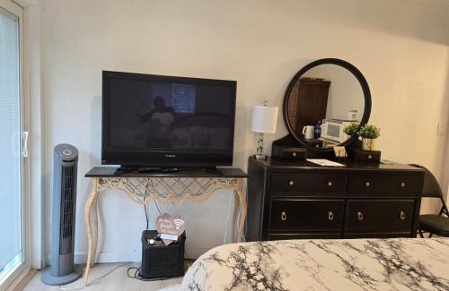 Regional District of Nanaimo Bed & Breakfast | Private master bedroom in a farmhouse