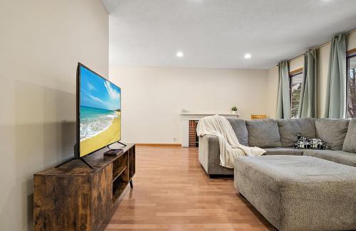 Plymouth House | Private Master Suite in house - 14 miles To Downtown Minneapolis