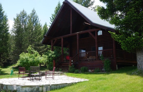 Fortine Cabin | Private Mountain Log Cabin perfect for: a Small Family,or Romantic Retreat.
