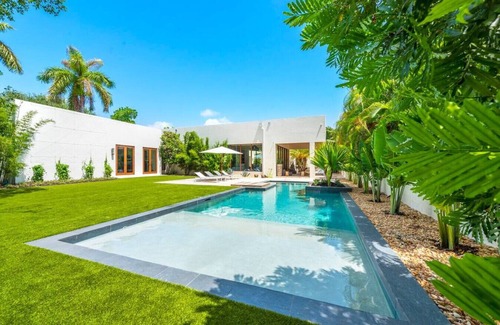 Bayside Historic District Villa | Private Oasis with Pool sleeps 12, Brand new !