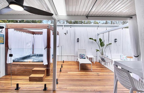 Coolum Beach House | Private Outdoor Spa, Fire Pit - THE RETREAT COOLUM BEACH