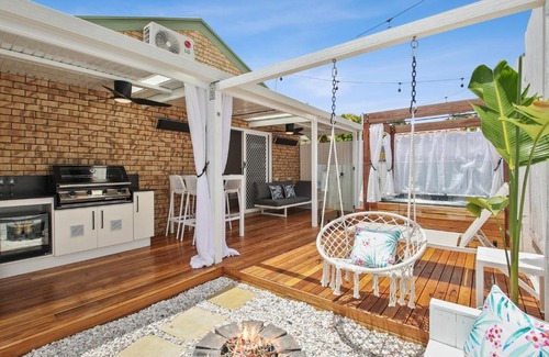 Coolum Beach House | Private Outdoor Spa, Fire Pit - THE RETREAT COOLUM BEACH