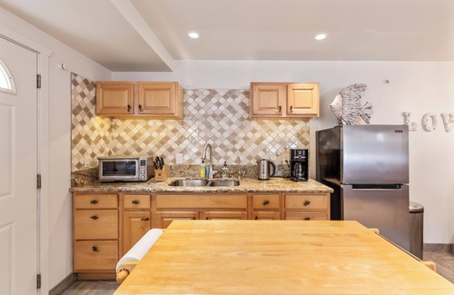 Paia Apartment | Private Paia Studio in a Tropical Sanctuary, a short walk to Paia town & beach.
