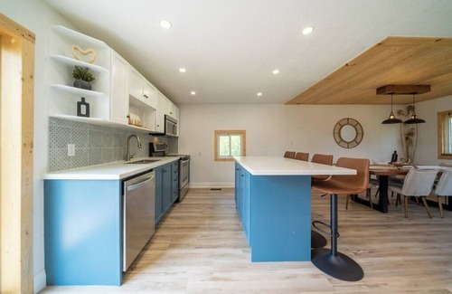 Carrying Place Cottage | Private PEC Retreat w Games Roomn