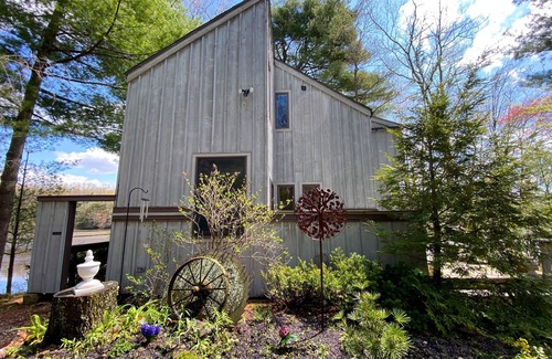 Sheffield House | PRIVATE PENINSULA 2ac surrounded by water min from hiking skiing theater music