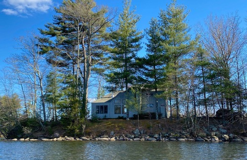Sheffield House | PRIVATE PENINSULA 2ac surrounded by water min from hiking skiing theater music