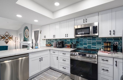 Phoenix House | PRIVATE Phoenix Retreat-Resort Style Pool & Spa~BBQ~Putting Green~EV Outlet~Golf