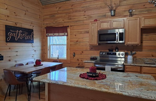 McArthur Cabin | Private pond, fishing, on-site hiking, hot tub and only 15 minutes to Ash Cave!