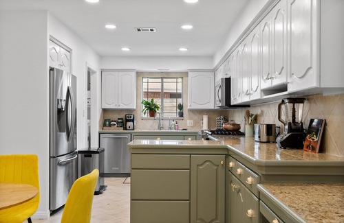 North Austin Civic Association House | Private Pool - 15 min Downtown - 3 min to Domain, Breweries & Q2 Stadium.