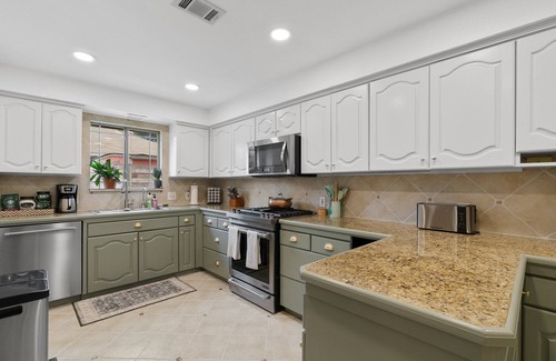 North Austin Civic Association House | Private Pool - 15 min Downtown - 3 min to Domain, Breweries & Q2 Stadium.