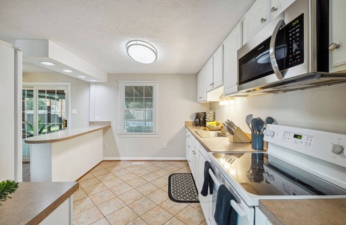 Waldorf House | Private pool. 3-bedroom house with 5beds 1kingbed,2fullbeds &2twinbeds. DC ,VA