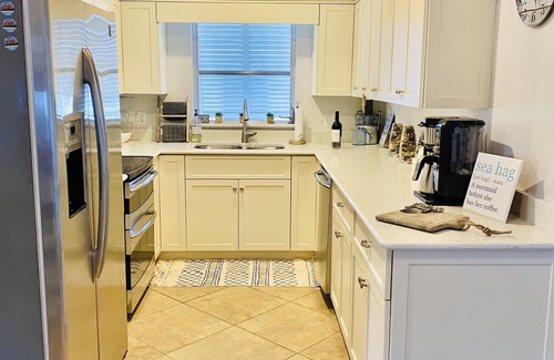 Naples Park House | Private Pool and Lanai! Walking distance to Vanderbilt Beach!