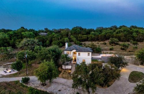 Austin House | Private Pool Backyard BBQ Grill Luxurious Home