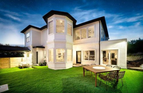 Austin House | Private Pool Backyard BBQ Grill Luxurious Home