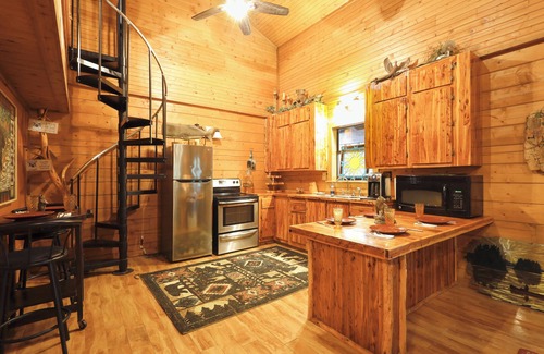 Evant Cabin | Private Pool: Fun Riverfront Retreat in Hamilton!