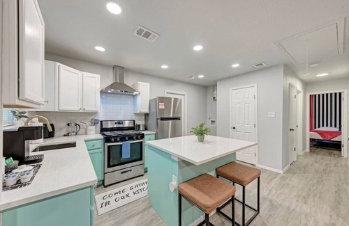 Johnston Terrace House | Private Pool, Games & Pet-Friendly - Mins to COTA, SXSW, & Downtown Austin