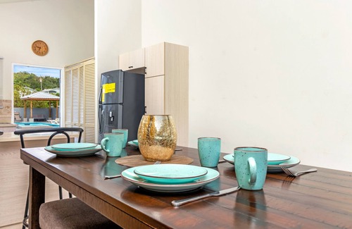 Discovery Bay House | Private Pool~Private Chef~DiscoveryBay~24hr Secure