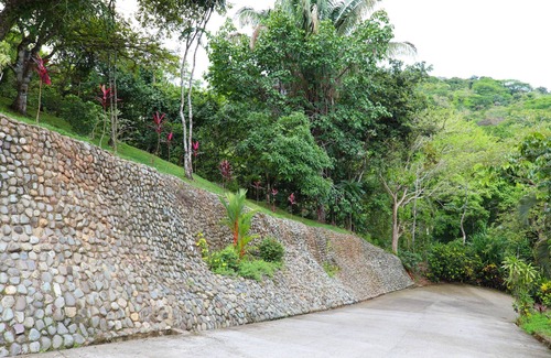 Valle Pura Vida House | PRIVATE RAINFOREST RETREAT CLOSE TO BEACHES, NATIONAL PARK AND FABULOUS DINING