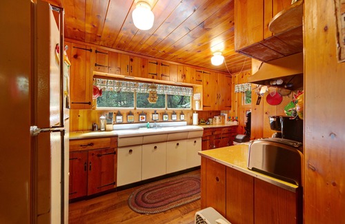Felton House | Private, relaxing retreat in the redwoods with WiFi, a private deck & BBQ