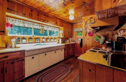 Felton House | Private, relaxing retreat in the redwoods with WiFi, a private deck & BBQ