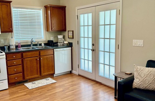Marion Cottage | Private Resort Cabin in Gated Community at Lake James
