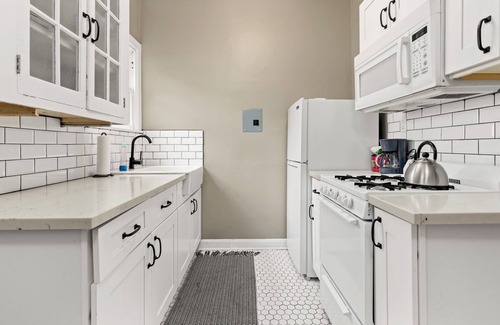 Midtown Apartment | Private Restored Corner Apartment