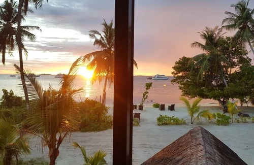 Centara Grand Island House | Private room - Beachfront villa in Dhangethi (bnb)