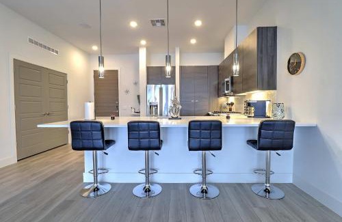 North Scottsdale Apartment | Private Rooftop Terrace - King Bed - Walk Score 81 & Parking 4014