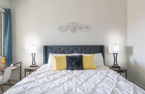North Scottsdale Apartment | Private Rooftop Terrace-Walk Score 81-Shopping District-King Beds-Parking 4021