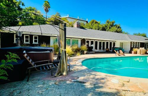 Encino House | Private Room Big Estate View Pool Oasis Women ONLY CONTACT B4 BOOKING