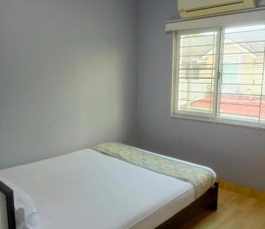 Thep Kasattri House | Private Room in a Shared Homestay