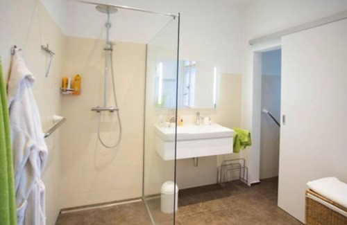 Perchtoldsdorf Apartment | Private room in Perchtoldsdorf near Vienna with pool