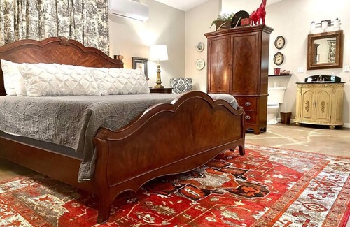 Valley View Bed & Breakfast | Private room in bed and breakfast hosted by Tye
