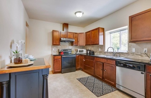 Haller Lake House | Private Room in Quiet North Seattle Home – Near Transit & Parks