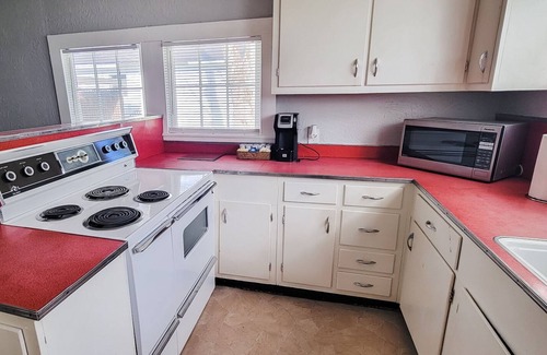 Eastman Cottage | Private Room in The Cottage on 5th in Downtown Eastman