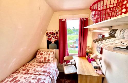 Rainier Valley House | Private Room TINY with Shared Bathroom near SeaTac Airport and Downtown Seattle