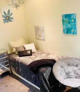 Encino House | Private Room View Pool Big Estate Oasis Extra Fee 4 Guest Clea-ning Pet WOMEN ONLY