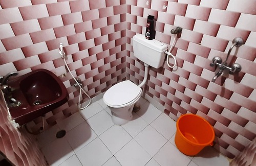 Mehdipatnam House | Private room with attached bathroom